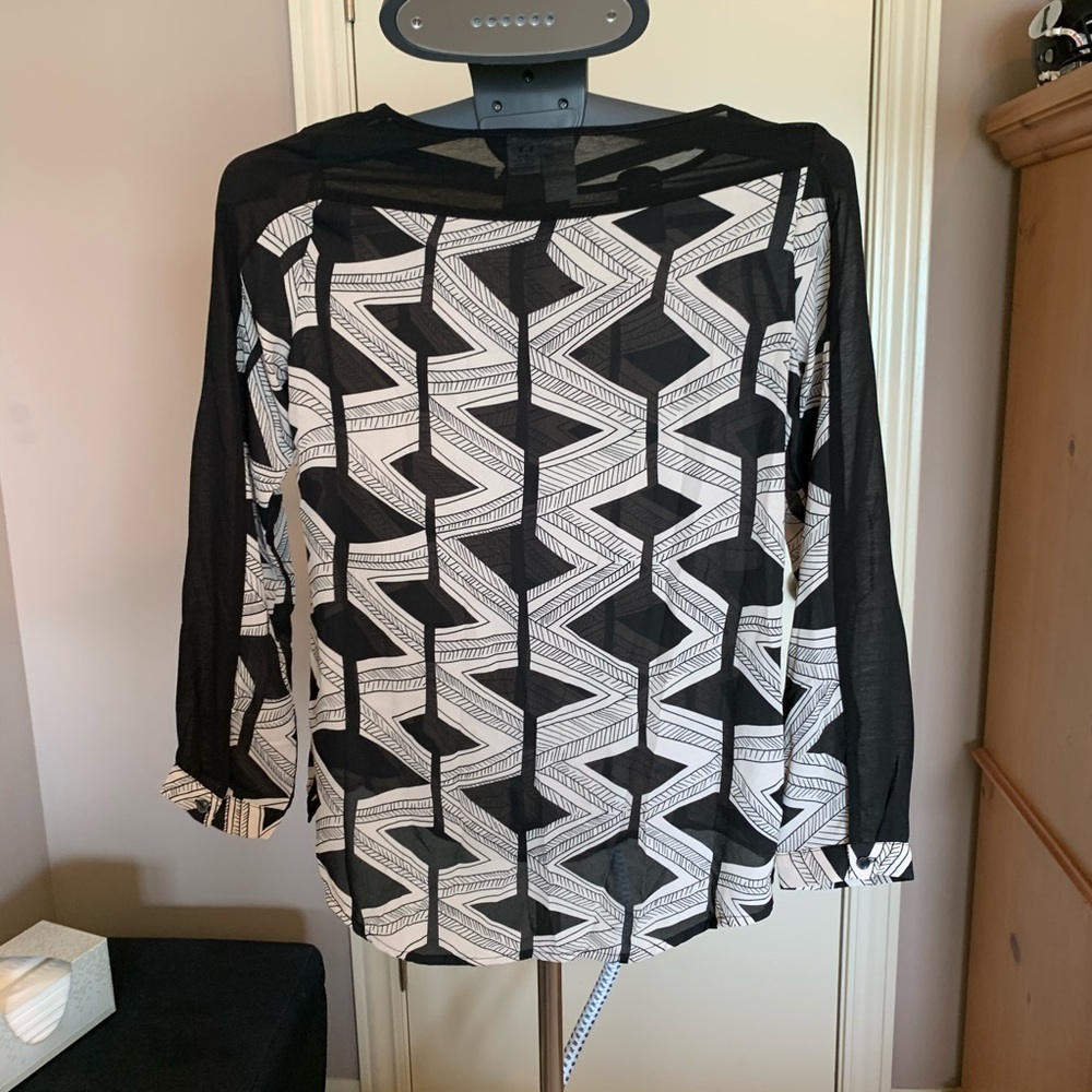 Francesca’s Collection patterned blouse - Picture 2 of 3